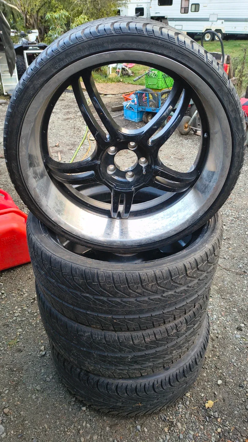 255/30ZR24 97Y Tire