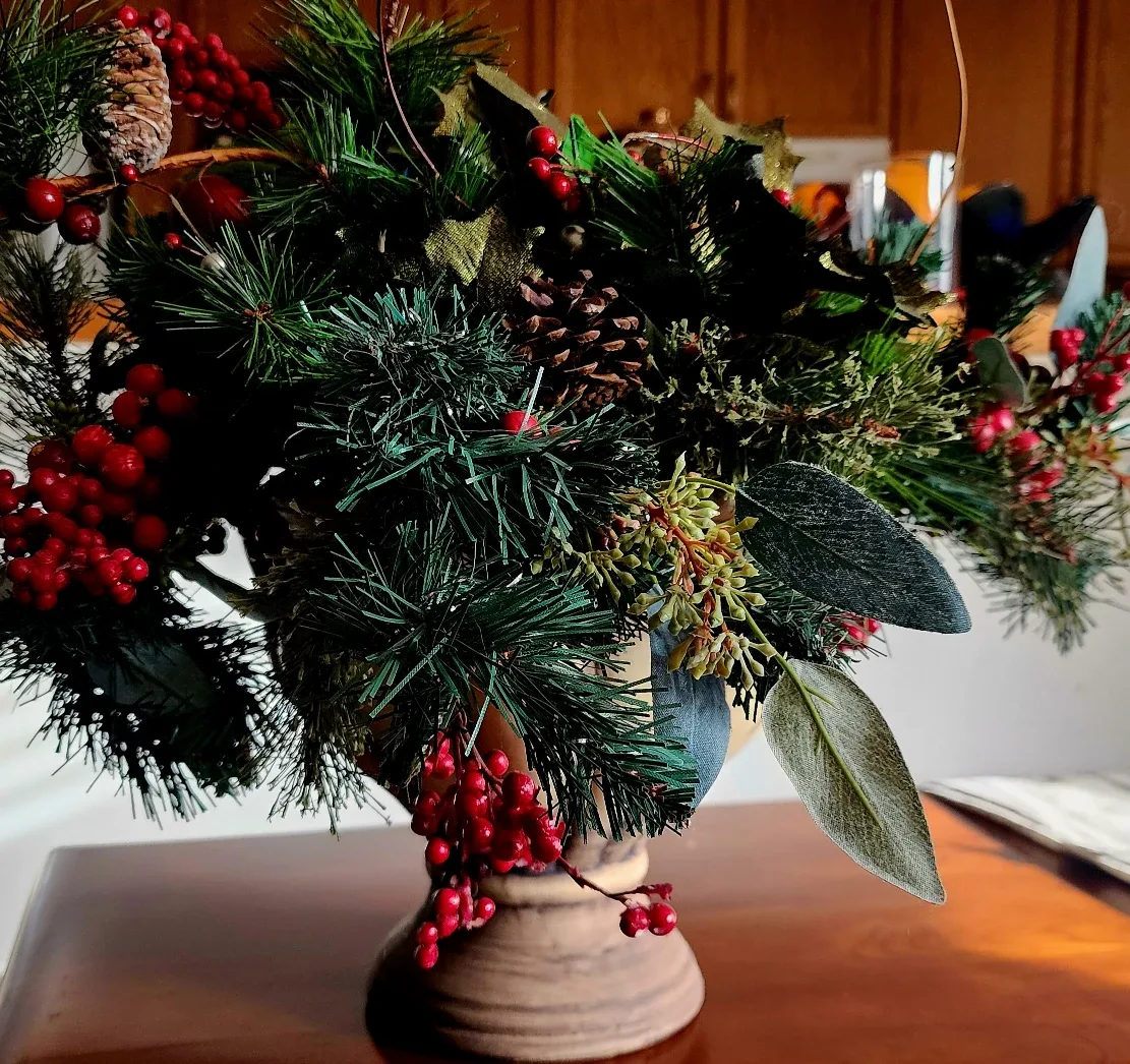 Holiday Floral Arrangement image indicator(2)