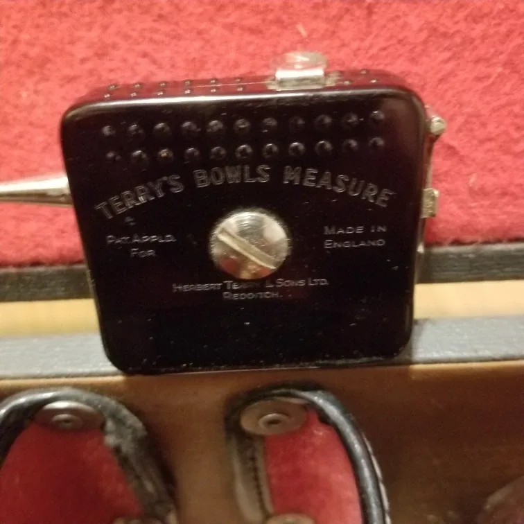 Vintage Lawn Bowling Set with Case image indicator(4)