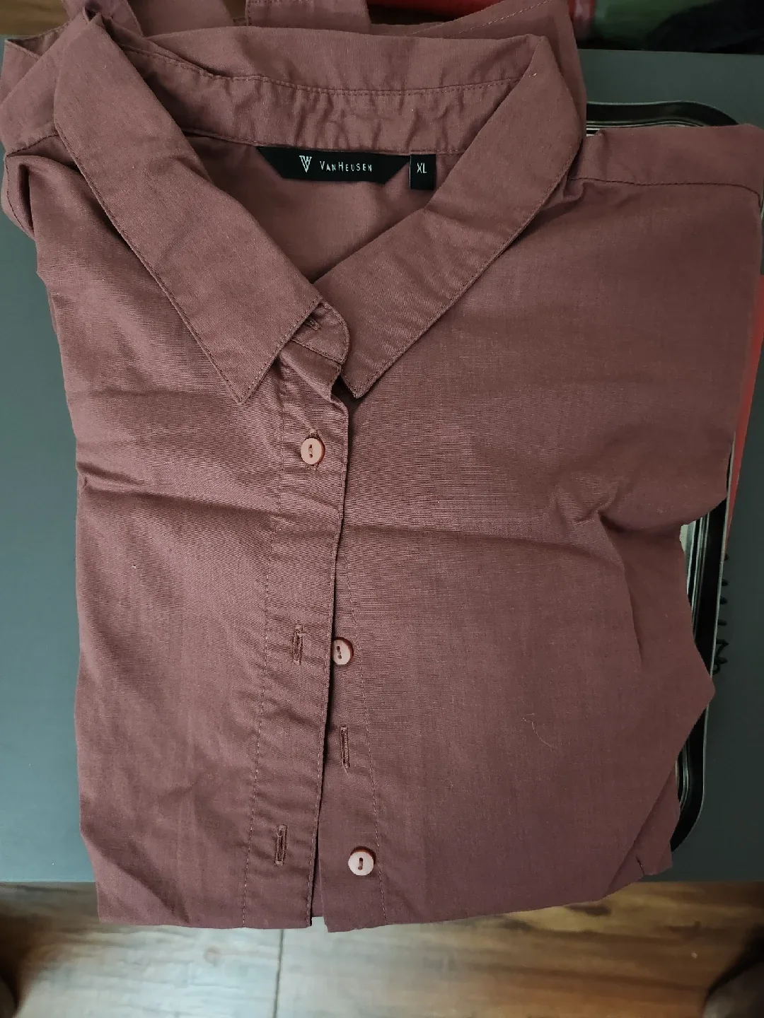 Van Heusen Button-Up Shirt XL thumbnail