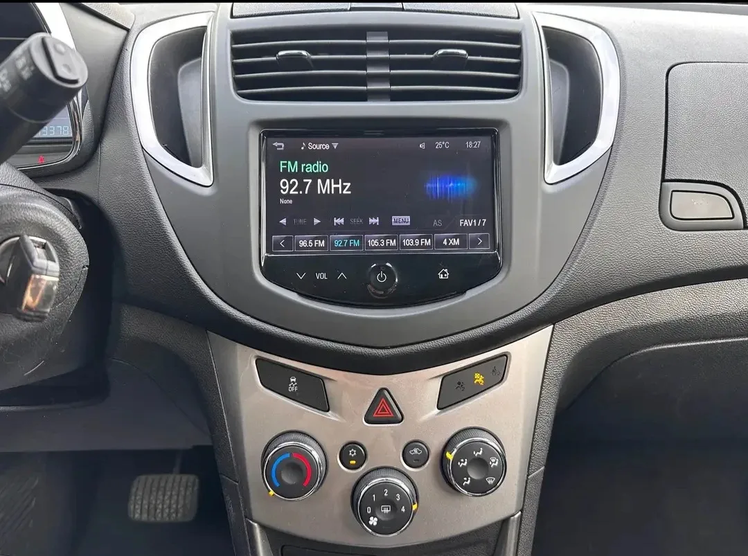 2014 Chevrolet Trax LT - White SUV image indicator(10)