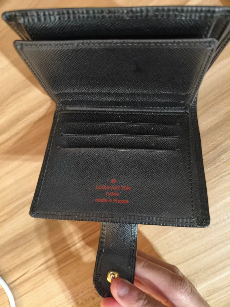 Authentic Louis Vuitton  Agenda Mini Epi Leather Noir image indicator(4)