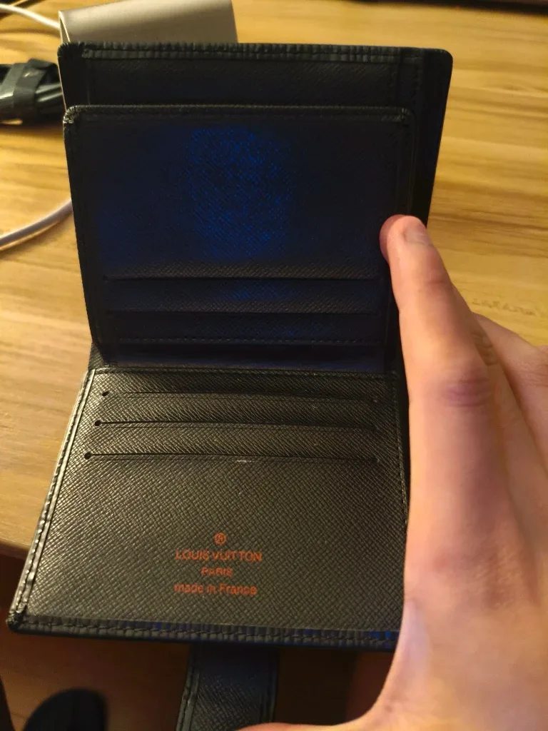 Authentic Louis Vuitton  Agenda Mini Epi Leather Noir image indicator(6)