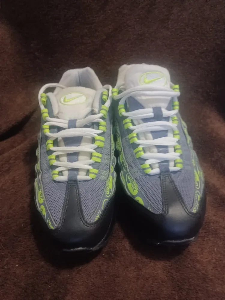 Nike air max 95 SE logos size 6.5y image indicator(2)