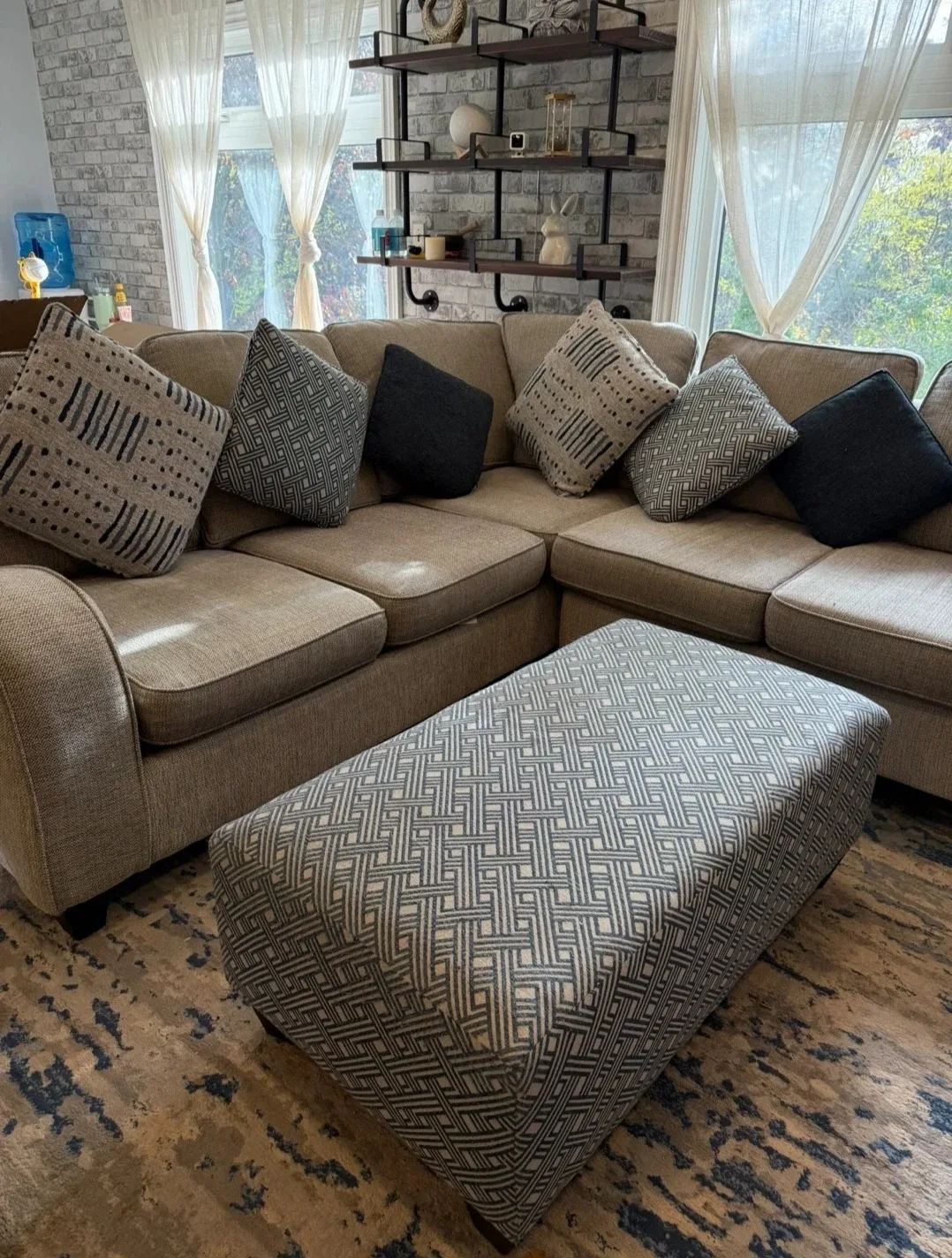 Modern Gray Sectional Sofa with Matching Ottoman image indicator(3)