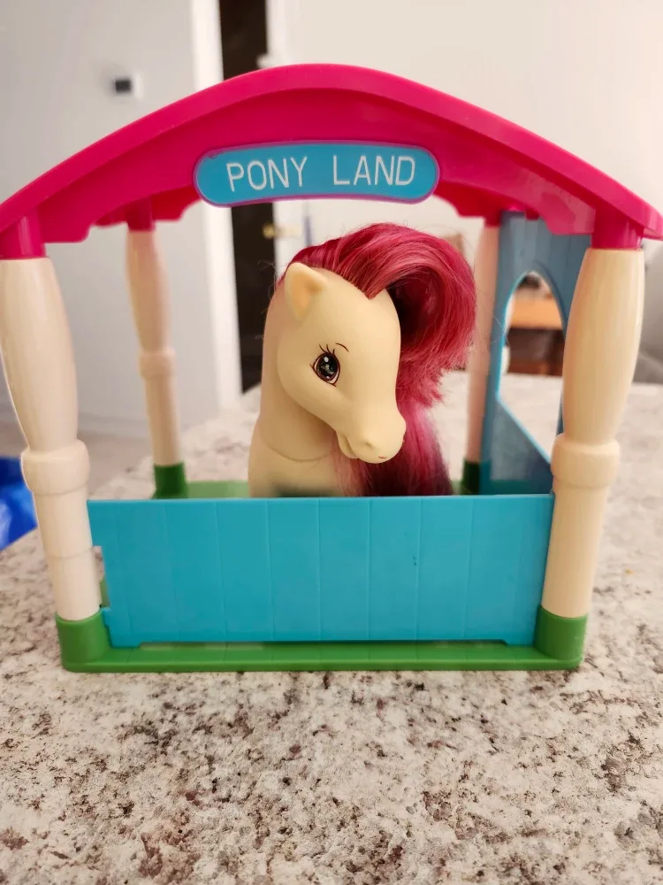 Strawberry Shortcake Berry Pretty Pony toy with Pony Land Stable image indicator(2)