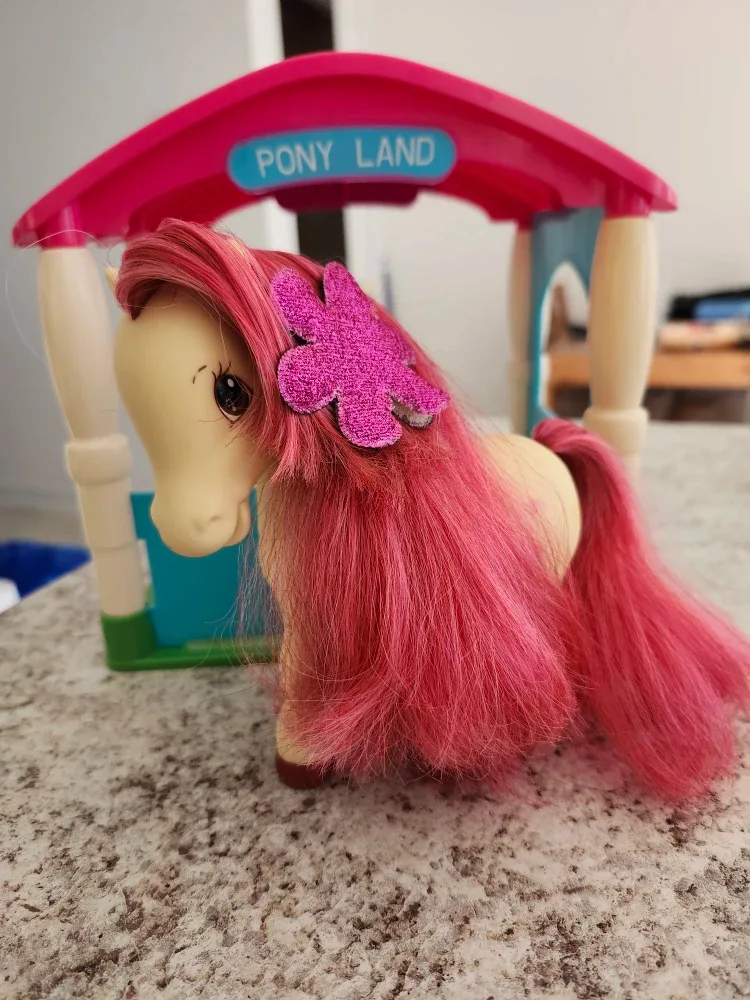 Strawberry Shortcake Berry Pretty Pony toy with Pony Land Stable image indicator(3)