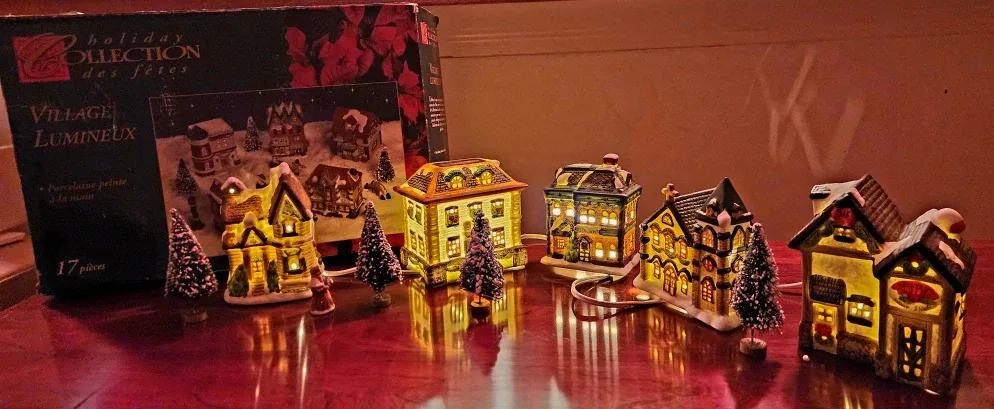 Holiday Collection Christmas Village Lumineux (17 pieces) image indicator(2)