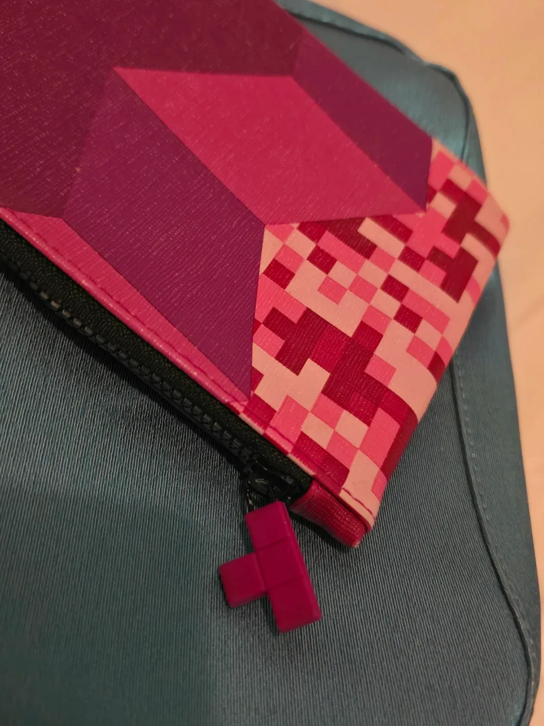 4 Cosmetic Bags: Ipsy, Shiseido & Estee Lauder more. image indicator(2)