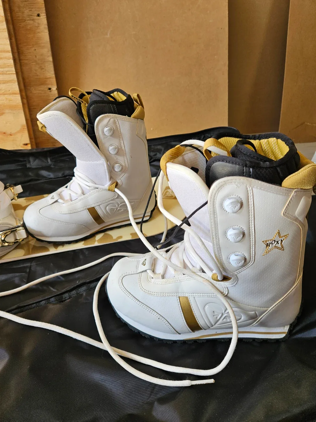 Roxy Sugar Snowboard 147cm with Bindings & Boots (US 8) image indicator(2)