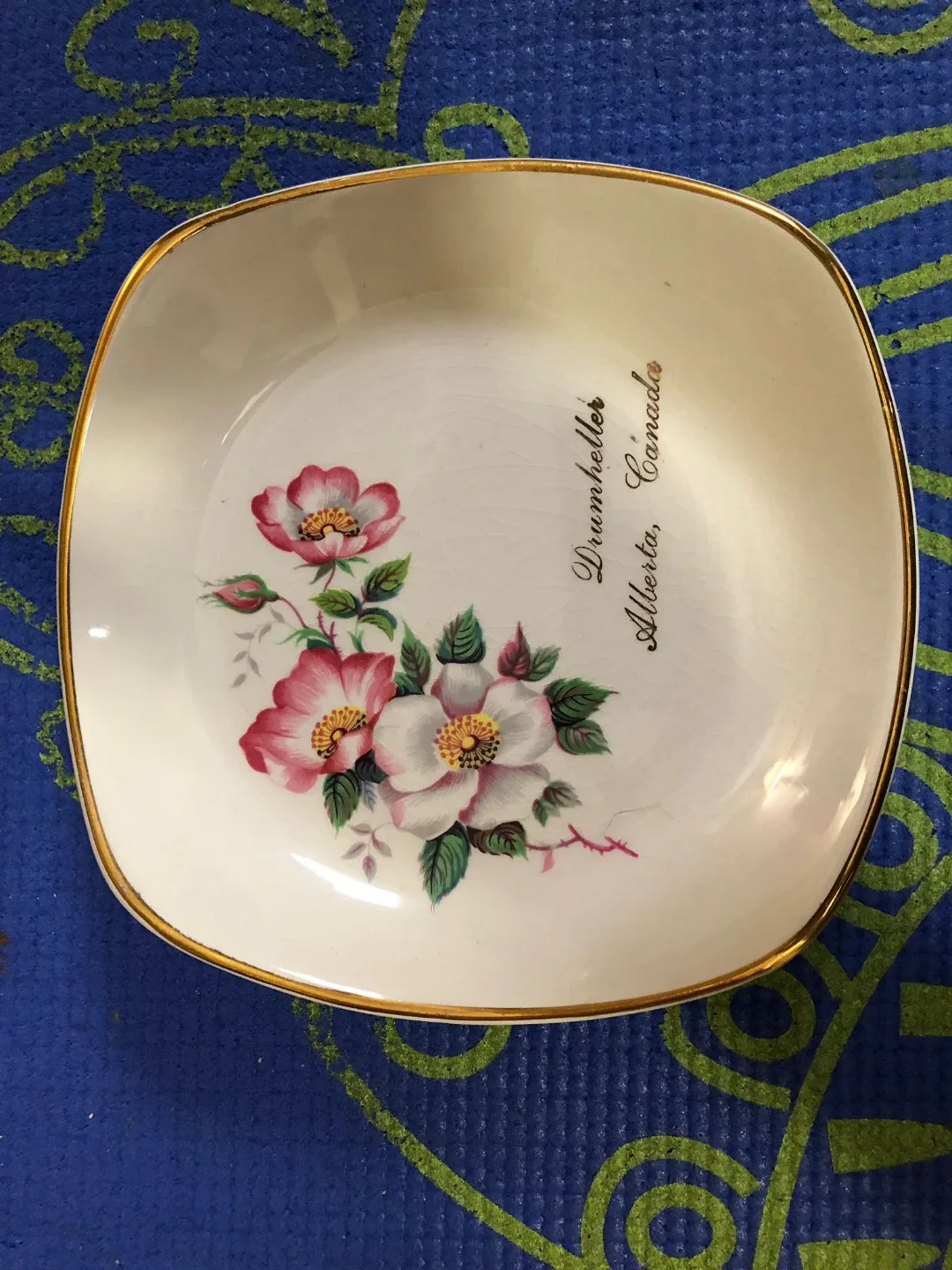 Assorted saucers and tea cups image indicator(4)