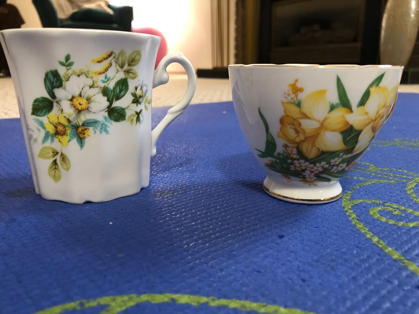 Assorted saucers and tea cups image indicator(5)