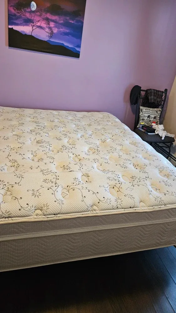 King quilted Bedspread, metal frame and matress image indicator(3)