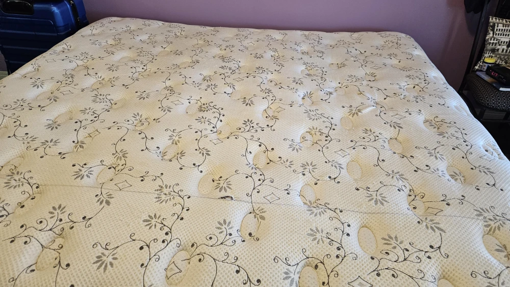 King quilted Bedspread, metal frame and matress - photo 4