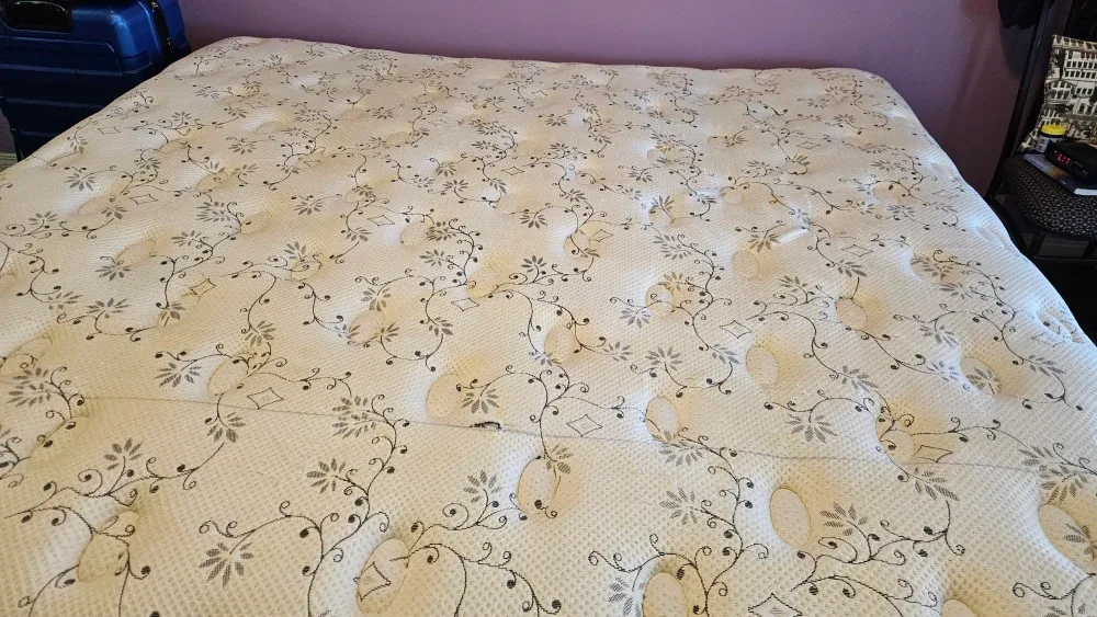 King quilted Bedspread, metal frame and matress image indicator(4)