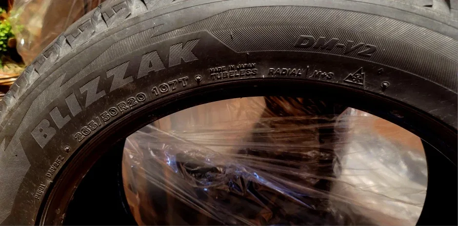 Bridgestone Blizzak DM-V2 265/50R20 Winter Tires image indicator(2)