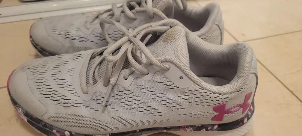 Under Armour Charged Assert 9, Size 6Y