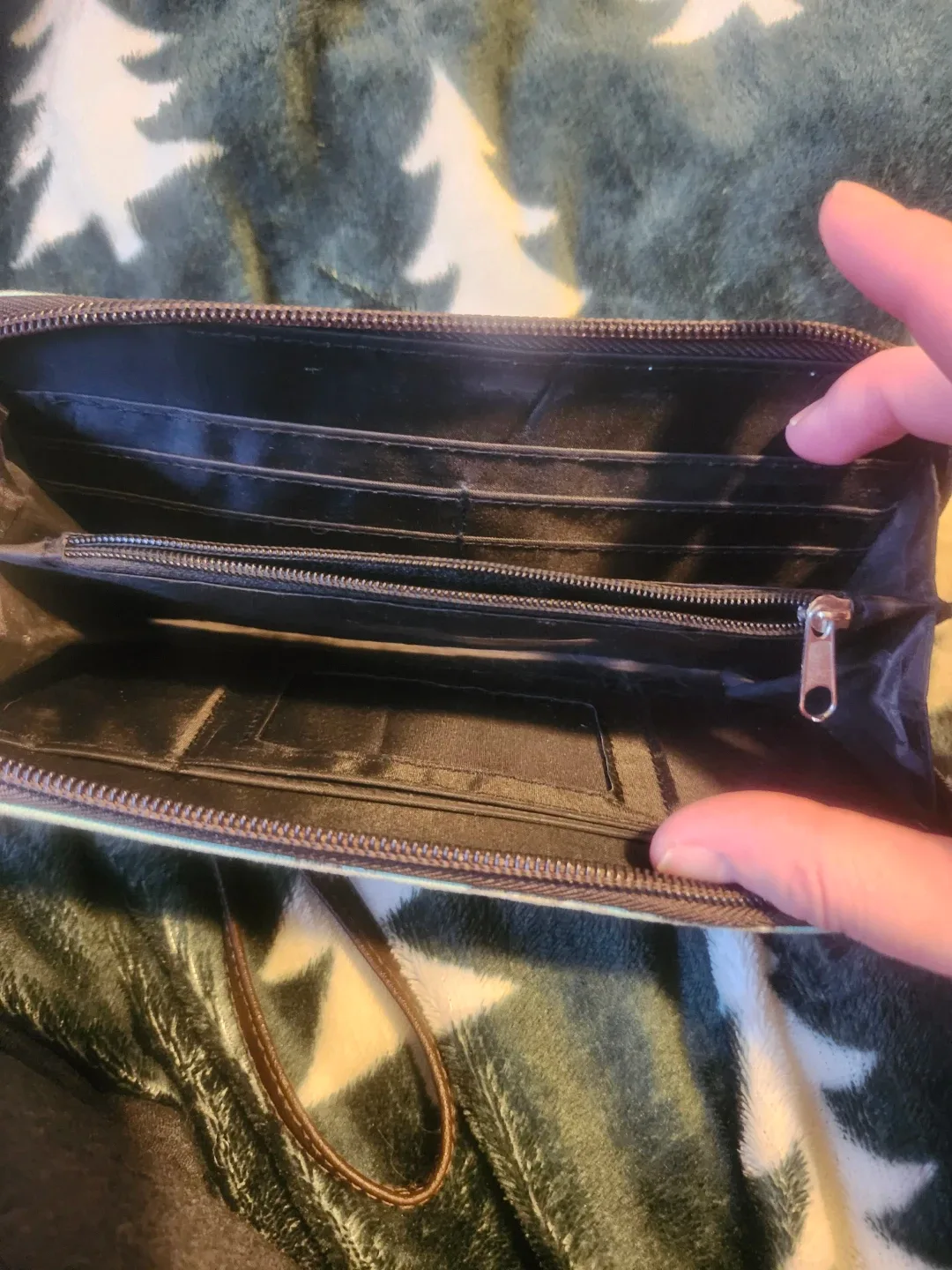 Wallet with Wrist Strap image indicator(2)