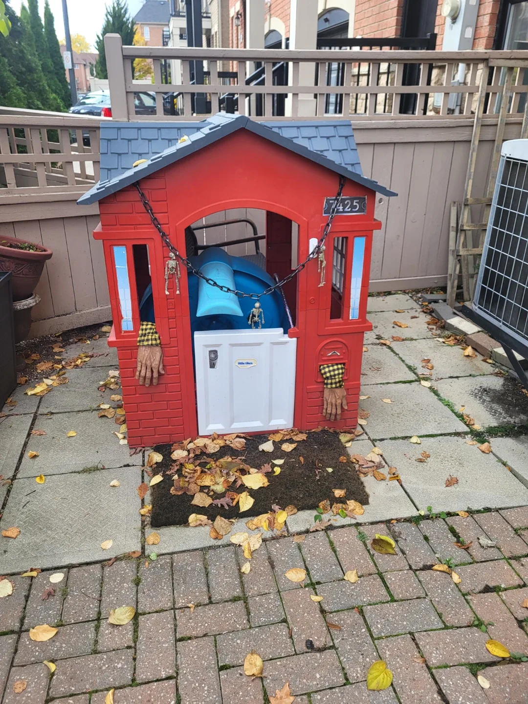 Little Tikes Red Brick Playhouse image indicator(2)