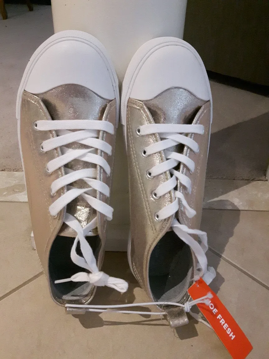 New Joe Fresh Gold Sneakers 7/8
