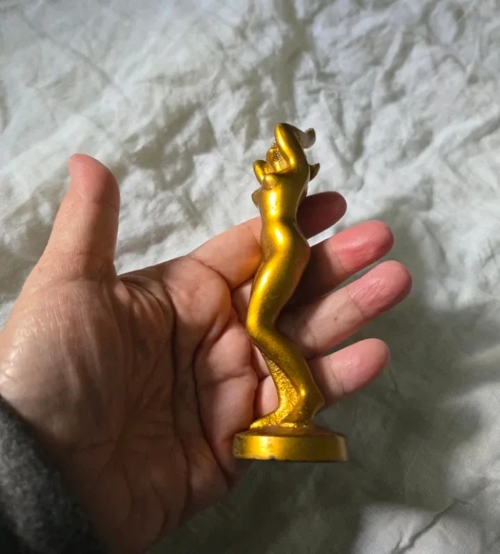 VINTAGE BARWARE Gold finished Woman Statue Bottle Opener Display image indicator(4)