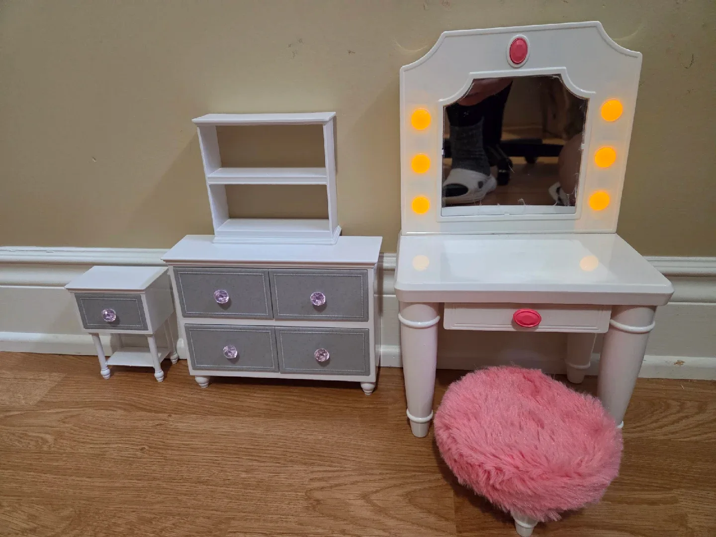Doll Vanity Set with Accessories image indicator(3)