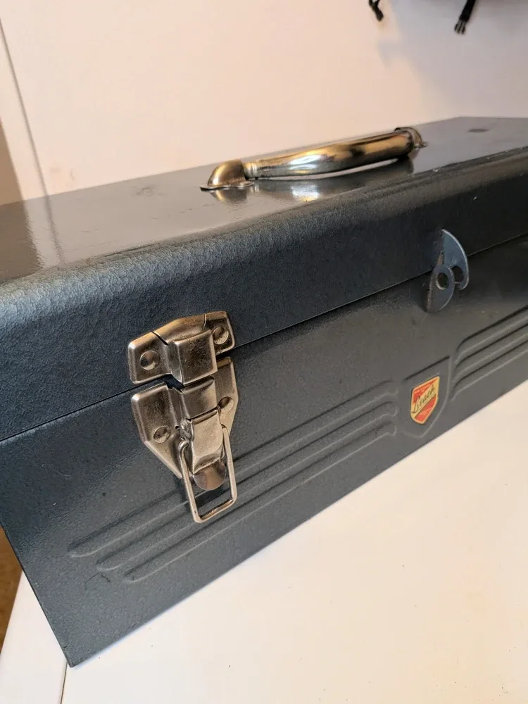 Vintage Cdn made Beach Industries Tool Box 19" x 7" image indicator(2)