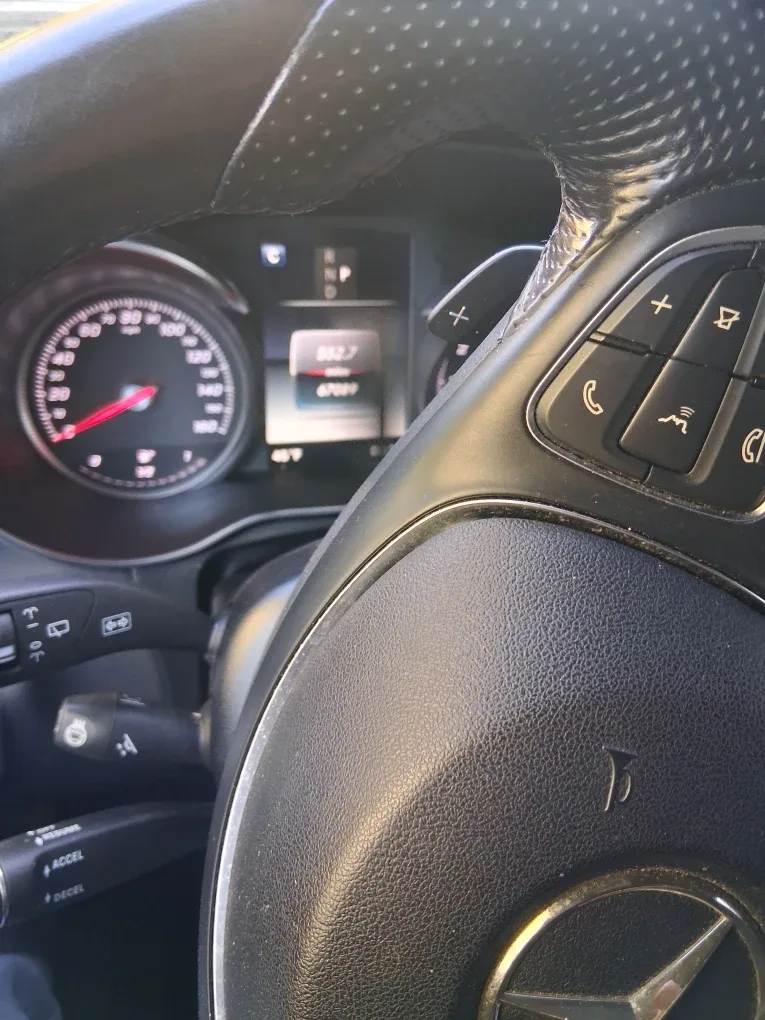 Mercedes-Benz GLC 300 - Blue image indicator(9)