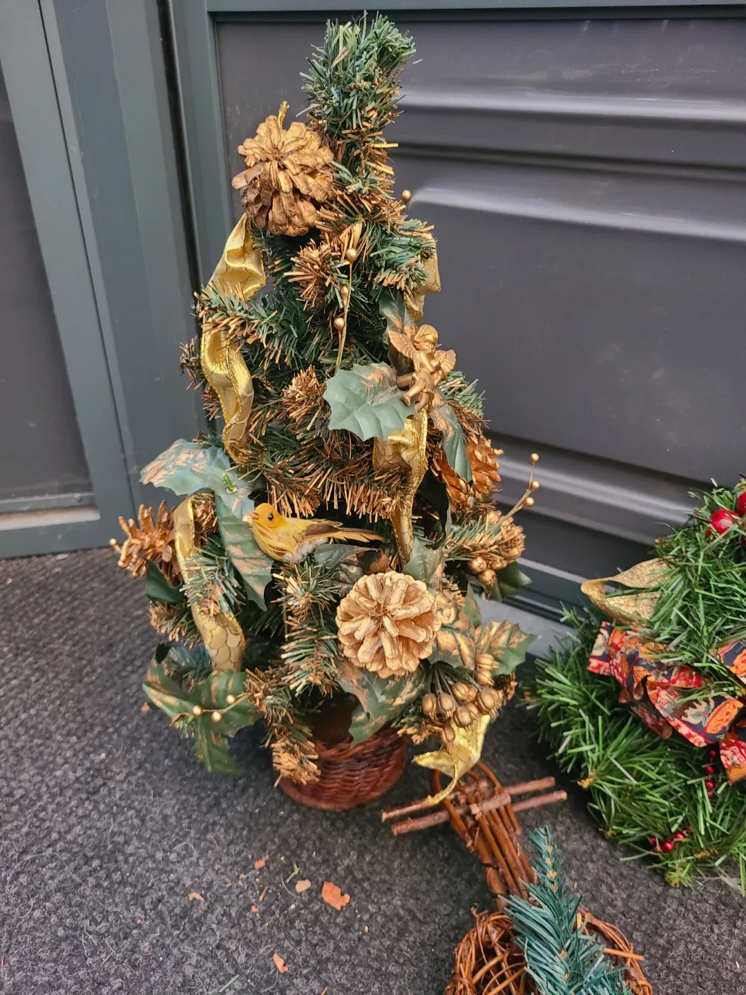 Christmas Decorations - Tree, Wreath, Violin image indicator(2)