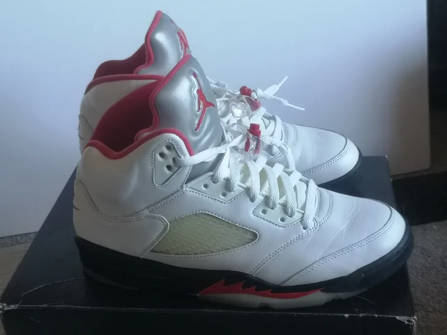 Nike Air Jordan 5 Retro White/Fire Red Size 10 image indicator(2)