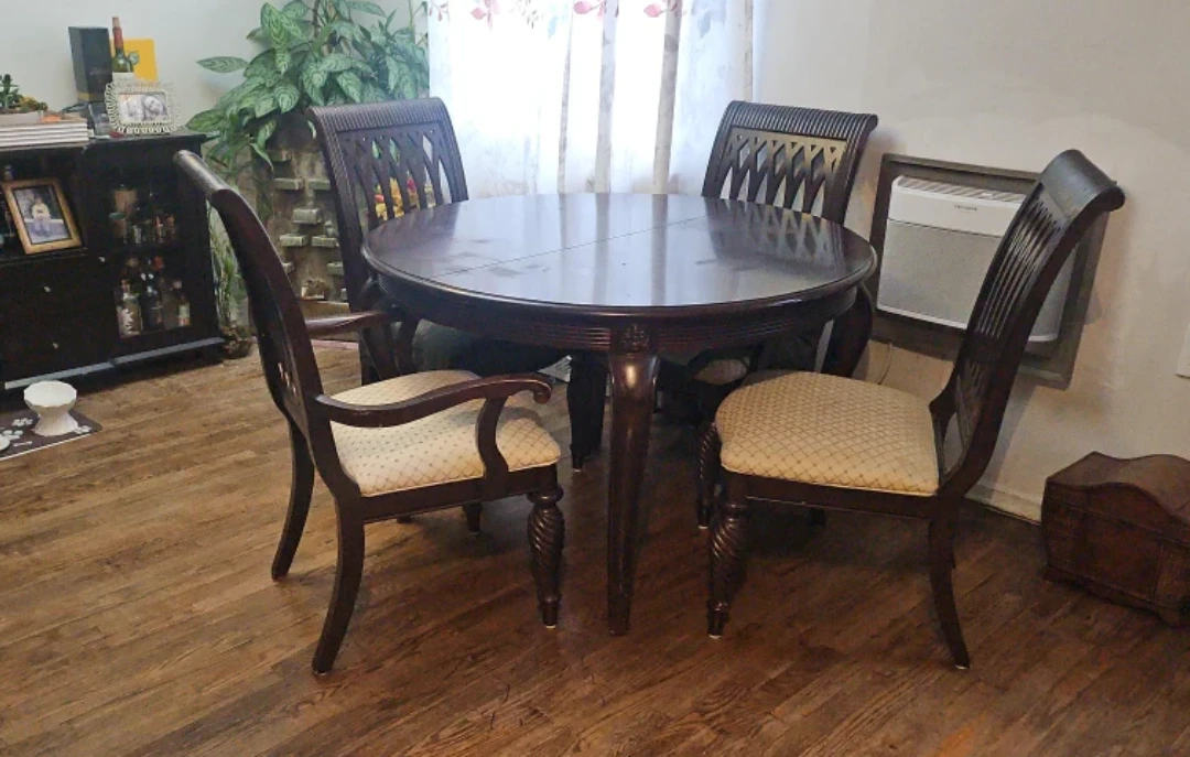 Dining table with 4 chairs with two extentions