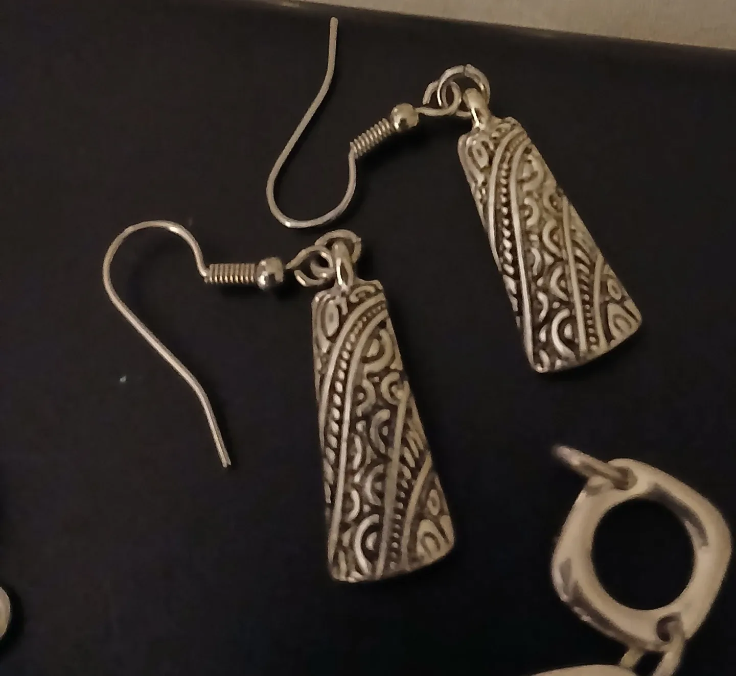 Silver Tone Jewelry Set: Bracelet & Earrings image indicator(3)