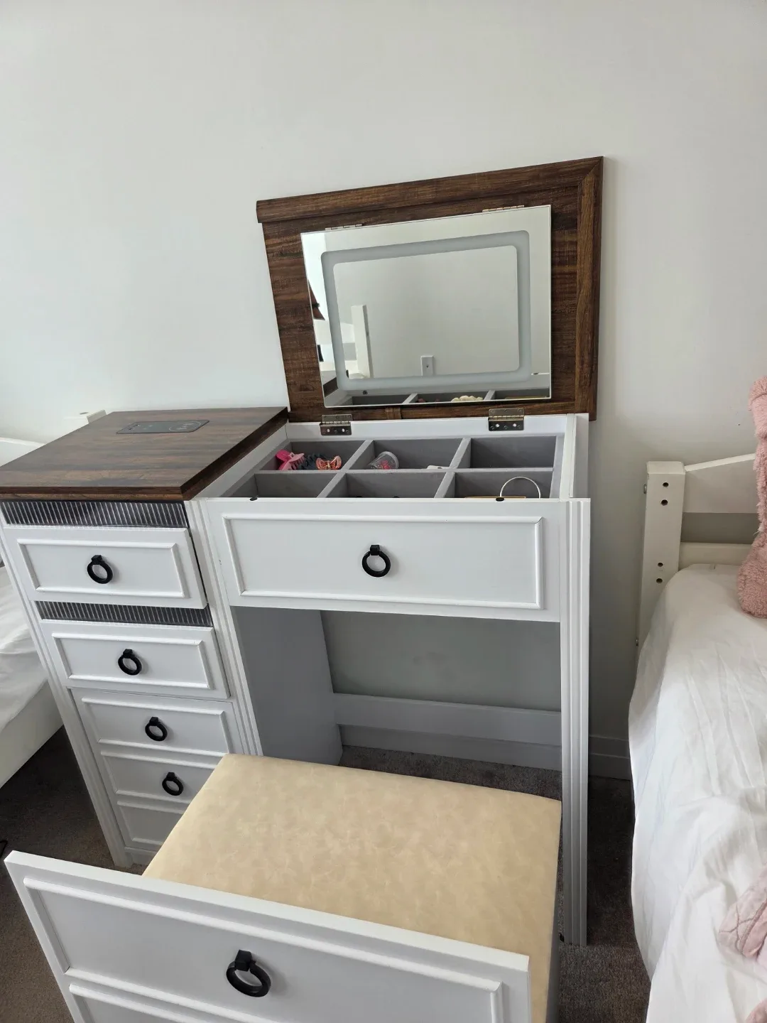 White vanity with Wireless Charging image indicator(6)