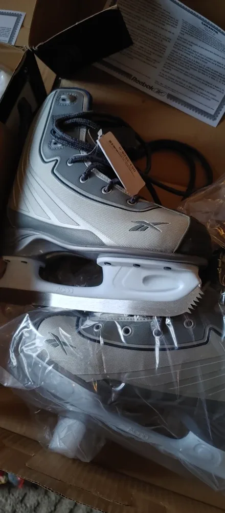 Reebok women's Ice Skates - Brand New Size 7 image indicator(2)