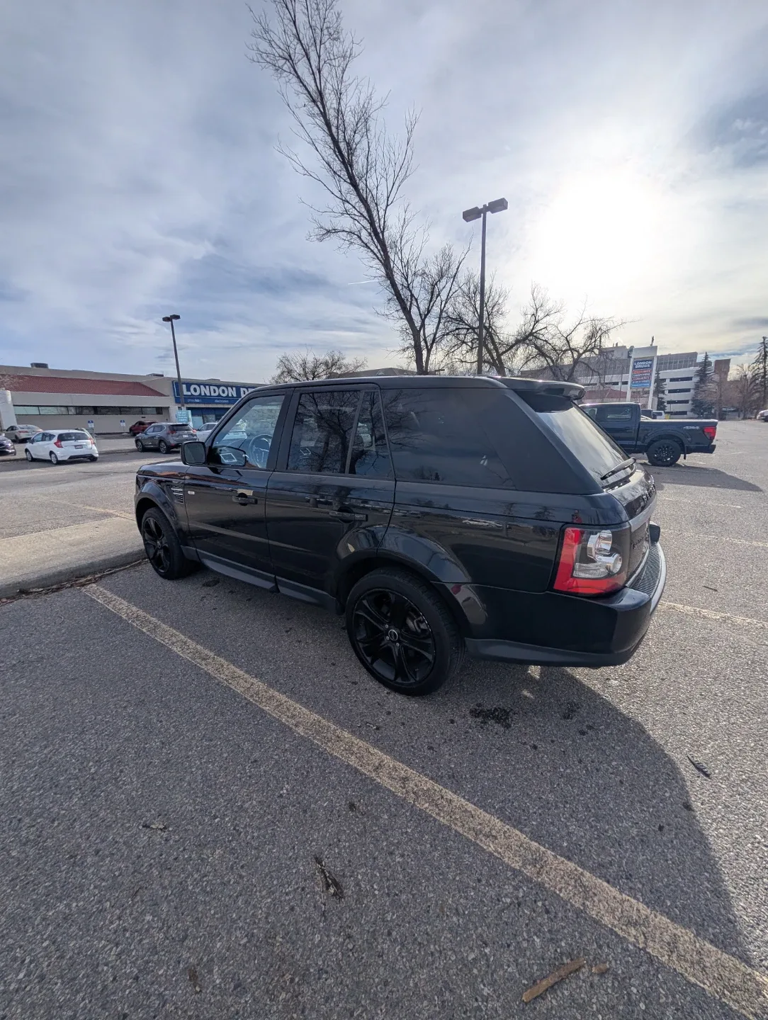 Black Range Rover Sport SUV image indicator(8)