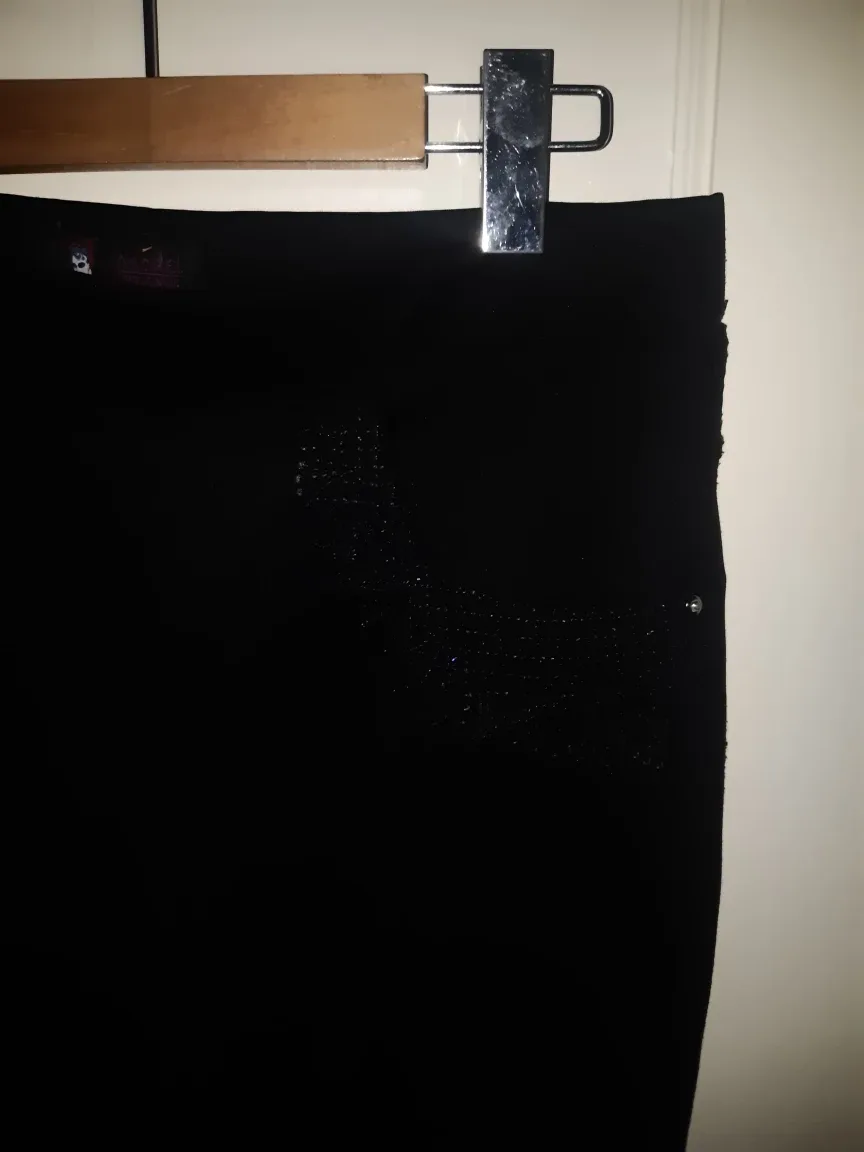 Model France Black Pants image indicator(2)