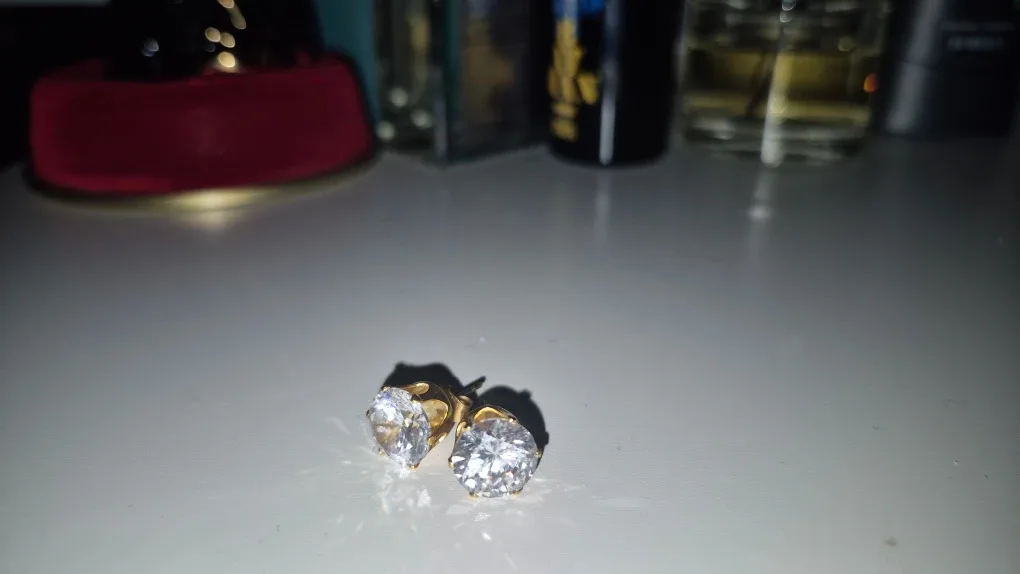 Stud Earrings image indicator(2)