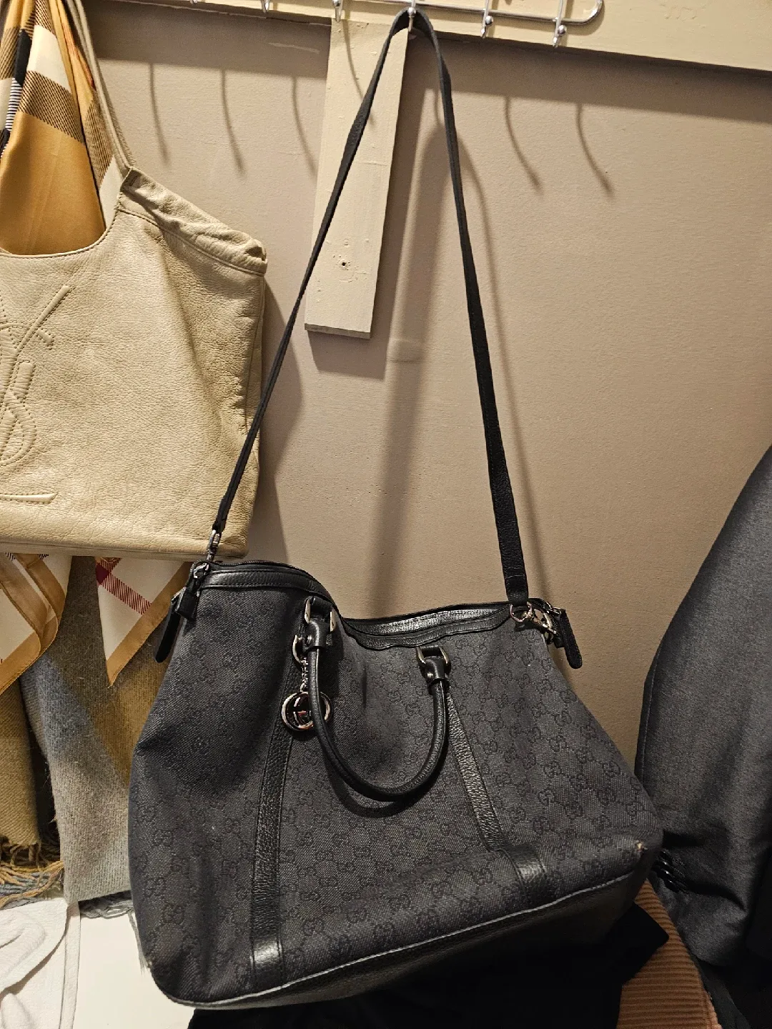 Authentic Gucci Black Handbag image indicator(2)