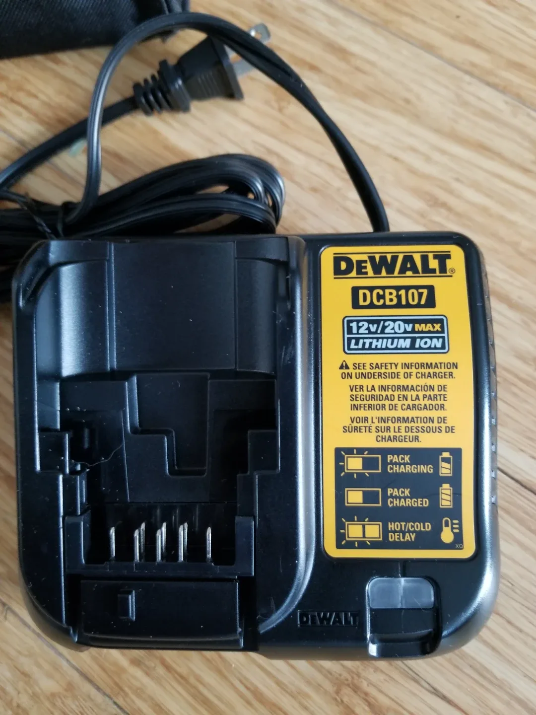 New DeWalt 20V MAX 2.0AH Battery & Charger image indicator(4)