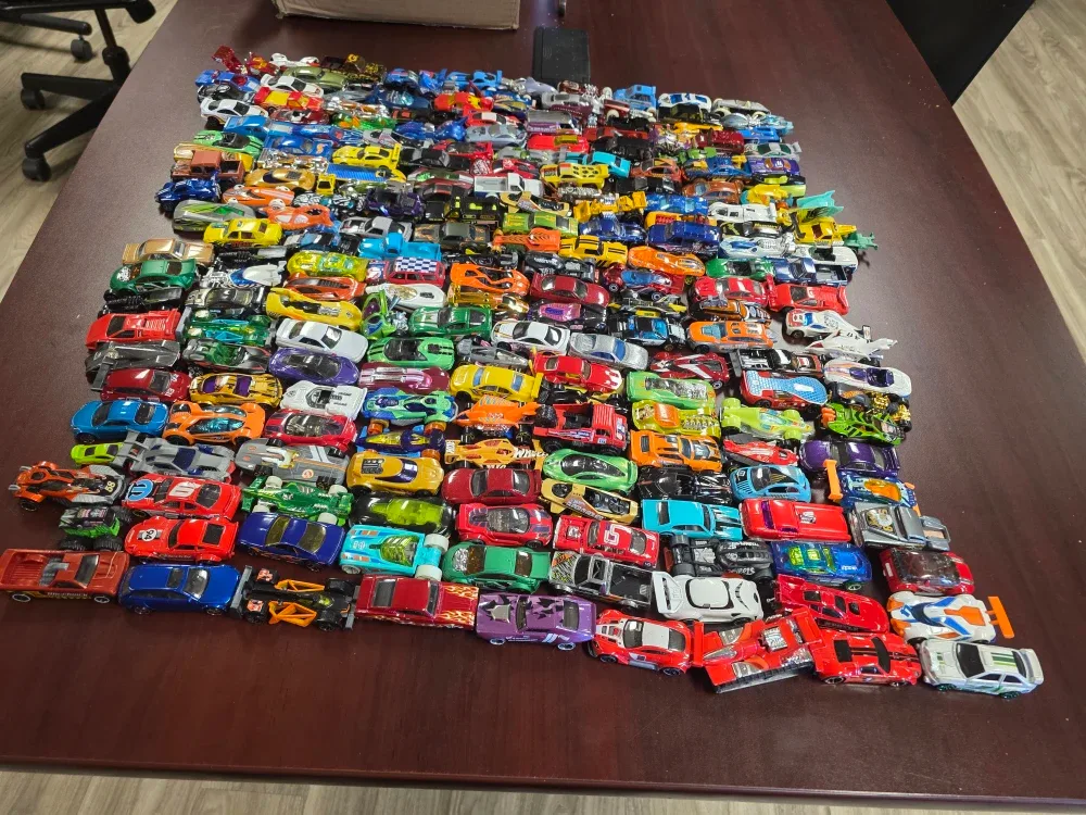 Lot of Various Hot Wheels Toy Cars 100 pieces