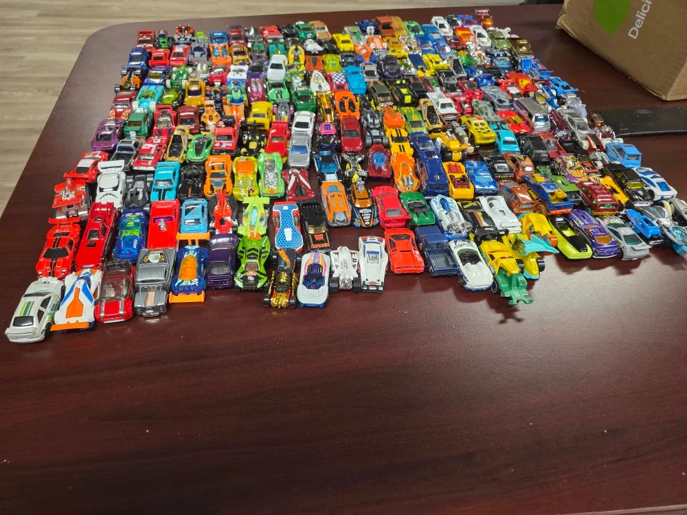 Lot of Various Hot Wheels Toy Cars 100 pieces image indicator(2)