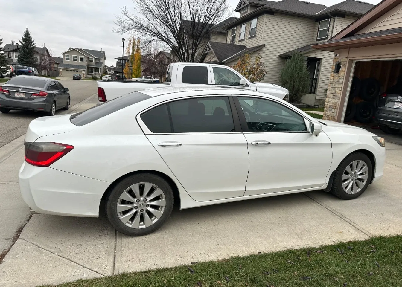 White Honda Accord Sedan image indicator(4)