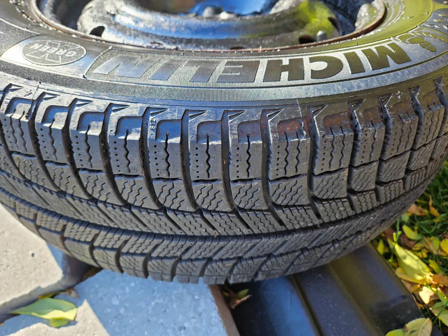 215/65R16, 5 x 114.3 Michelin X-Ice winter tires and rims image indicator(3)