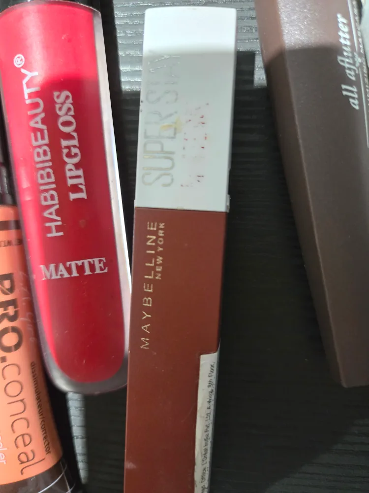 Mixed Lot of Beauty Products image indicator(2)