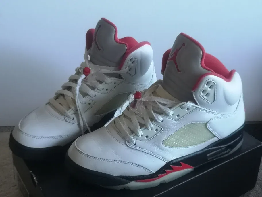Nike Air Jordan 5 Retro White/Fire Red Size 10 image indicator(3)