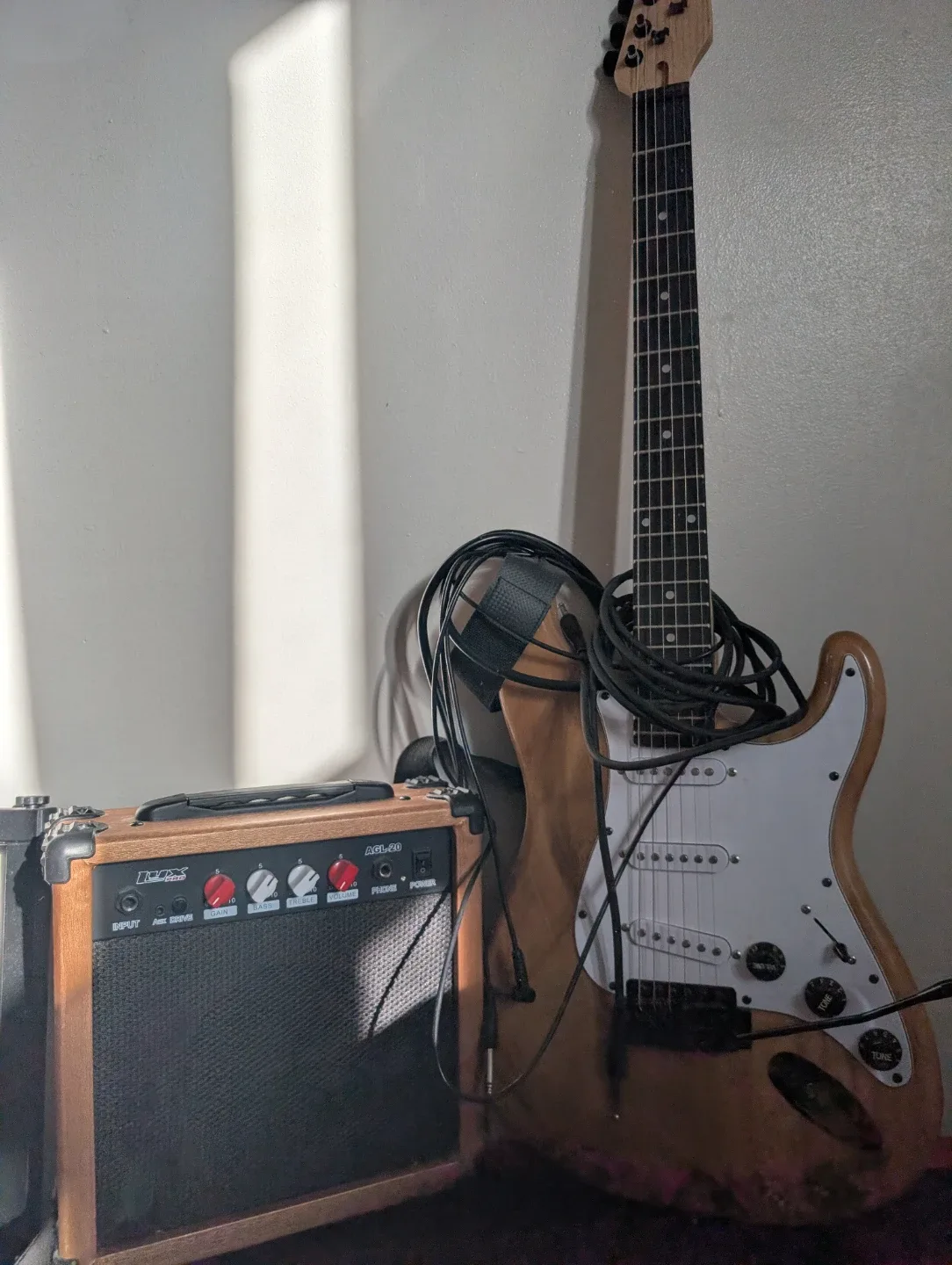 LYX Guitar and LYX PRO AGL-20 Amp Combo thumbnail