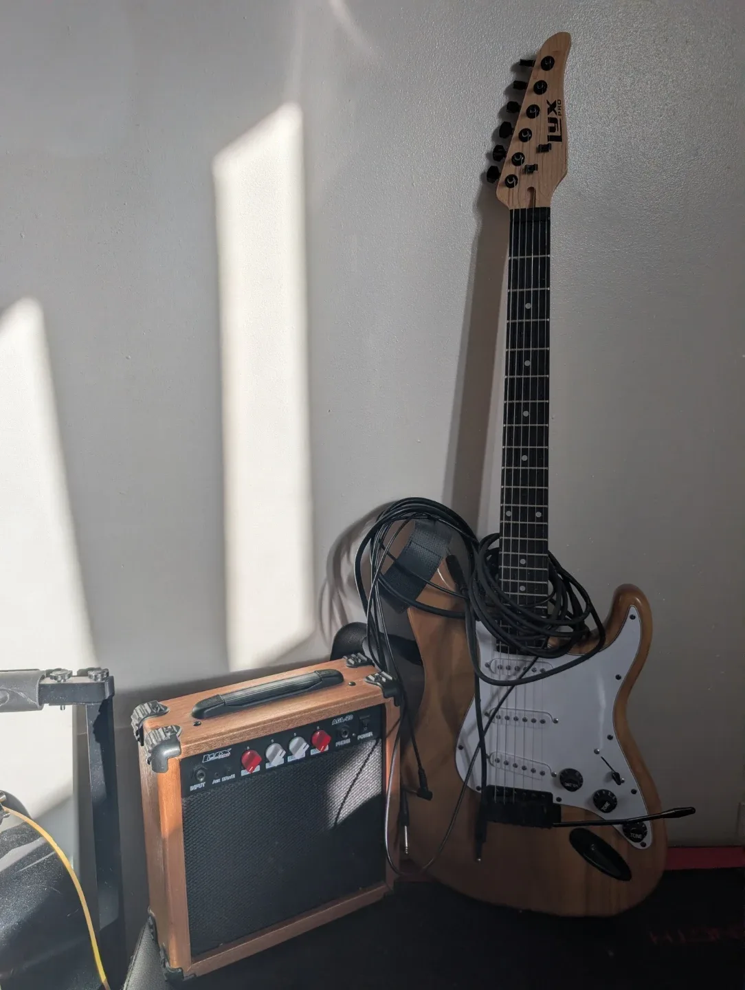 LYX Guitar and LYX PRO AGL-20 Amp Combo NEVER USED image indicator(3)