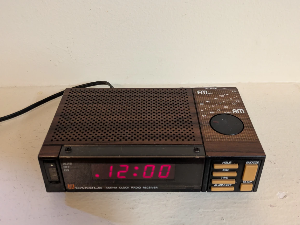 Vintage Candle JCR363 AM/FM Clock Radio