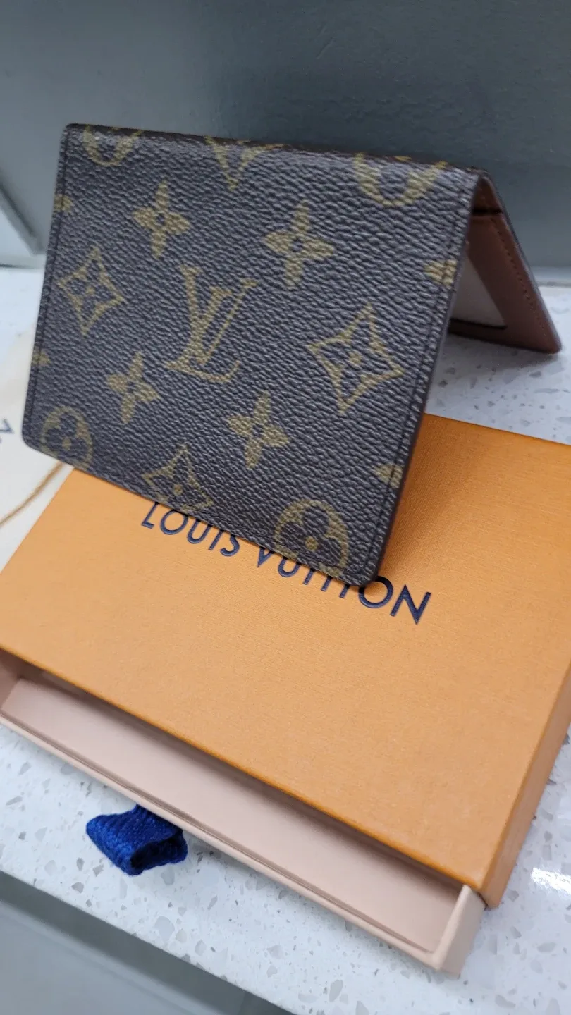 Authentic Louis Vuitton image indicator(2)
