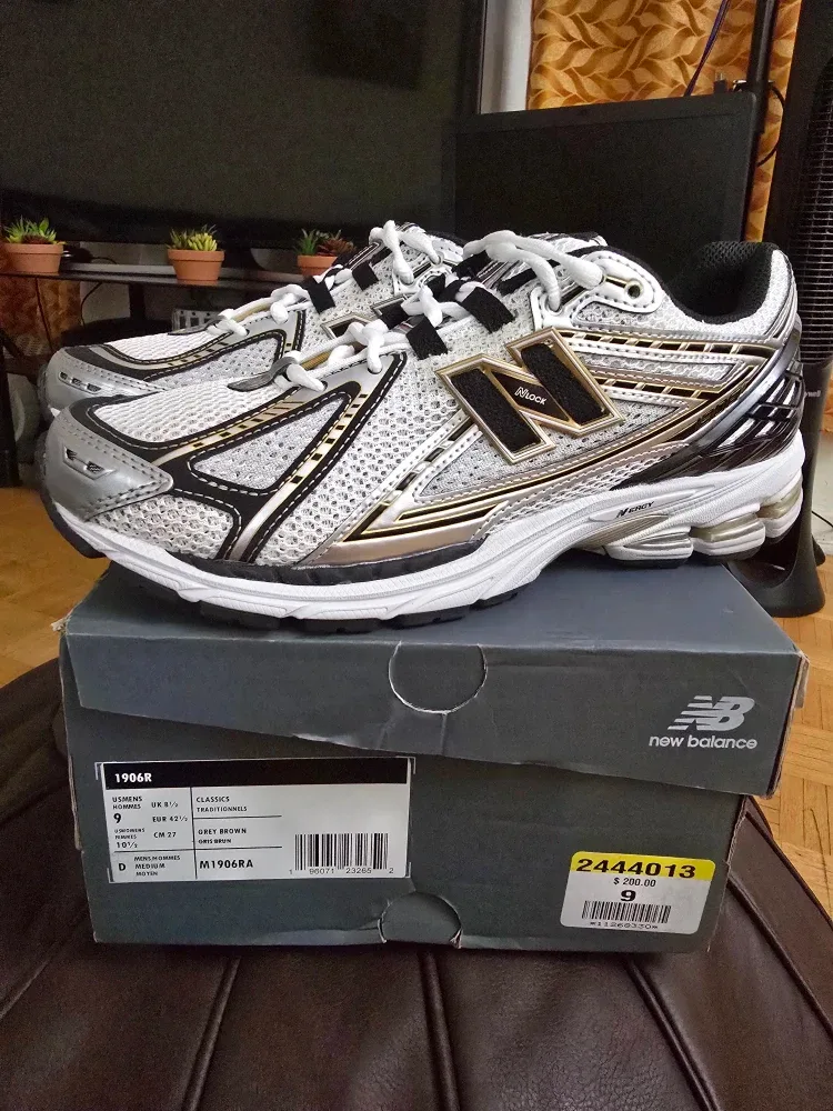 New Balance 1906R Classic metallic gold- Size 9 image indicator(2)